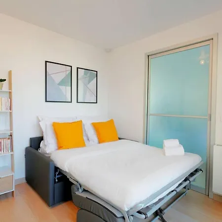 Apartment Balcony & Eiffel Tower View City