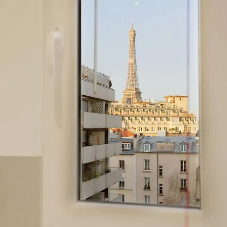 Balcony & Eiffel Tower View City Apartment Paris