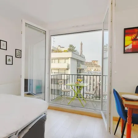 Apartment Balcony & Eiffel Tower View City