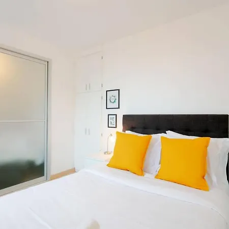 Balcony & Eiffel Tower View City Apartment Paris