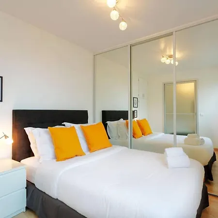 Apartment Balcony & Eiffel Tower View City Paris